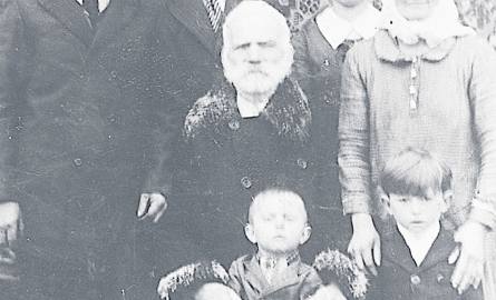 Rodzina pana Wilhelma Skibińskiego – na pierwszym planie, stoi przed dziadkiem, leśniczym hrabiego Dzieduszyckiego.