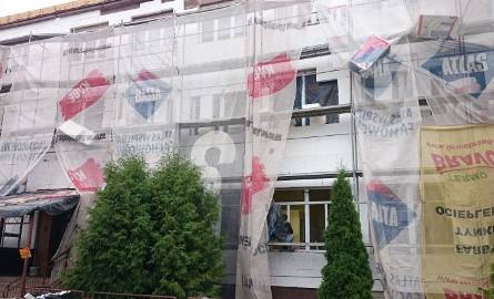Obecnie docieplana jest szkoła w Olesznie oraz remontowany przeciekający stropodach (łączny koszt to 400 tysięcy złotych, zakończenie na początku li