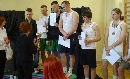 Chłopcy - dwa pierwsze miejsca - medale wręcza Ewa Osińska-dyrektor szkoły