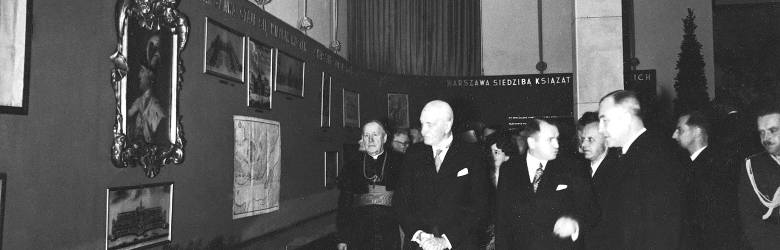 Prezydent Ignacy Mościcki zwiedza urbanistyczną wystawę „Warszawa wczoraj, dziś i jutro” w Muzeum Narodowym. Rok 1938.