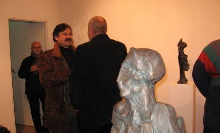 Podczas wernisażu na tle rzeźb toczyły się rozmowy o sztuce.