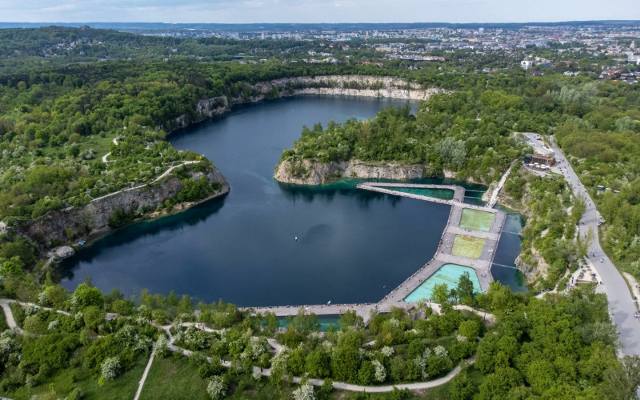 Kąpieliska w Krakowie i regionie w sezonie 2024. Gdzie można się legalnie kąpać? Bagry i Zakrzówek zapraszają od jutra (19 czerwca)