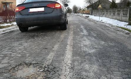 Gmina Moskorzew na razie nie ma pieniędzy, żeby dołożyć powiatowi do przebudowy zniszczonej drogi Moskorzew-Chebdzie, która jest planowana do remontu