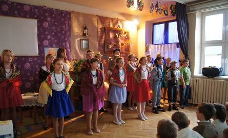 Dzieci wystąpiły w widowisku przygotowanym specjalnie na stulecie szkoły.