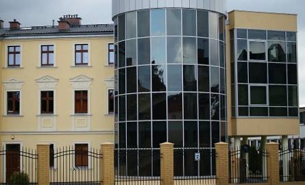 ...ta kombinacja starej kamienicy z nowoczesnymi szklanymi konstrukcjami. Ten budynek oglądać można przy ul. Staszica.