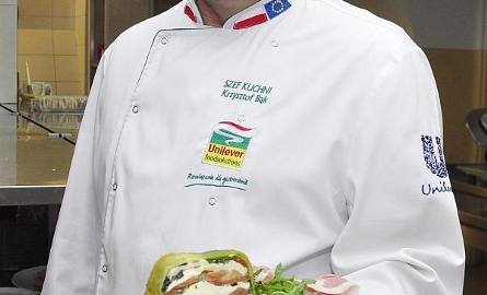 W aviatorze szef kuchni Krzysztof Bąk pokazuje "Włoską trylogię z szynki parmeńskiej, terriny z pomidorów i mozarelli oraz pomidorowej bruschetty