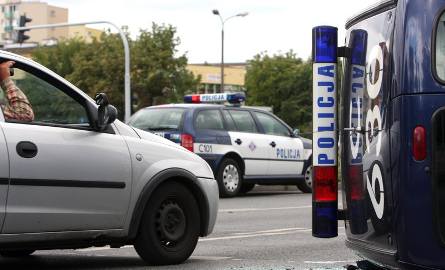 Bydgoszcz. Mercedes przewrócił radiowóz. Kierowcy trzeźwi (foto)