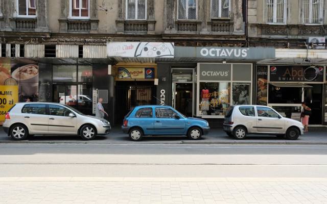 Poznań: W centrum parkujemy... poza parkingami. Straż miejska wypisuje mandaty