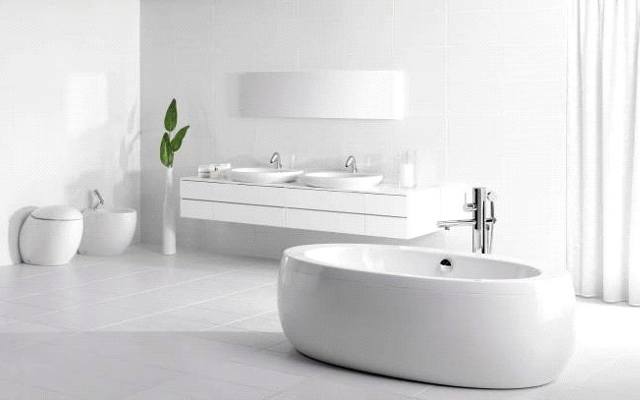 Syl glamour w łazience osiągnąć możemy również stosując klasyczną, elegancką biel.