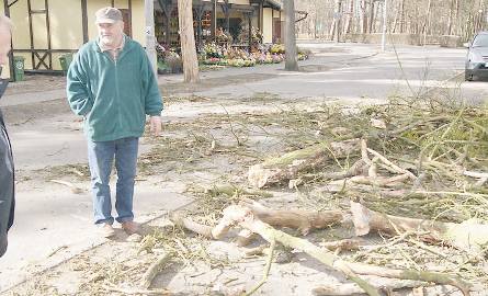 Potężne konary spadły dziś na ulicę Cmentarną w Grudziądzu. Korzenie jednego z drzew wyrwały też spory fragment nawierzchni.