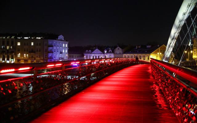Kraków zaświecił się w kolorze czerwonym! Miasto całym sercem wspiera WOŚP