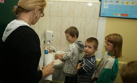- Dzieci bardzo chętnie myją ręce – twierdzi Małgorzata Kozera, nauczycielka. Na zdjęciu Mariusz Baran, Robert Wroń-ski i Wiktoria.