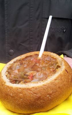 Zupa gulaszowa z mięsa wołowego i wieprzowego z dodatkiem boczku, papryki i ziemniaków.