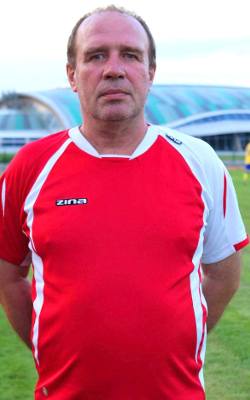 Dotychczasowym, ale też tymczasowym trenerem był Robert Szczygieł. W siedmiu meczach pod jego wodzą Nida wygrała cztery razy, dzięki czemu uniknęła