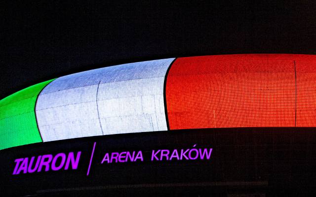 Kraków solidarny z Włochami. Tauron Arena, Centrum Kongresowe ICE oraz kładka o. Bernatka rozbłysnęły barwami włoskiej flagi [ZDJĘCIA]