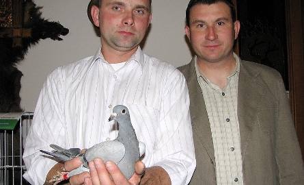 O tego gołąbka walczył w licytacji Tomasz Gawin i kupił go za 250 zł. Wyhodował go Mariusz Cerski ( z prawej) i jest zadowolony, że młody ptak "poszedł"