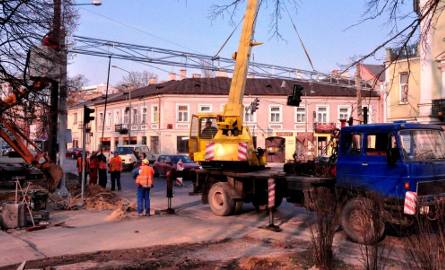 Prace przy budowie sygnalizacji na skrzyżowaniu 25 Czerwca / Słowackiego trwają już od kilkunastu dni.