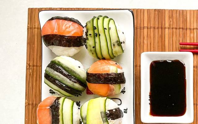 Bezproblemowe temari sushi na przystawkę. Serwuj je na imprezie. Jak prawidłowo przygotować domowe sushi? Poleca Plate By Kate