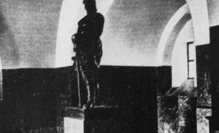 Na parterze, w hallu wieży stał pomnik kanclerza Otto Bismarcka. Jego autorem był  Reicht-Elsner