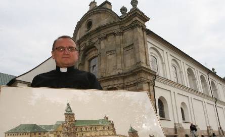 Klasztor z wieżą odtworzył na rysunku Janusz Wróbel. Prezentuje go ojciec Wojciech