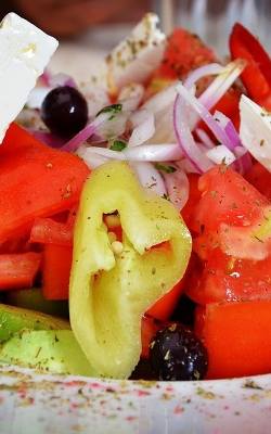 Sałatka grecka: z kurczakiem czy z serem feta - co jest bardziej fit? Przepisy + kalorie