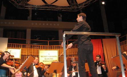Radomską Orkiestrą Kameralną dyryguje Bastien Ricquebourg z Francji