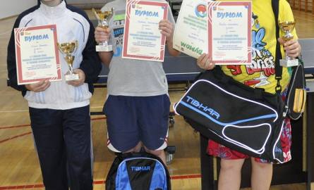 Najlepsi zawodnicy turnieju szkół podstawowych. Na zdjęciu, od lewej: Filip Robak, Jakub Sikorski i Paweł Walasek.