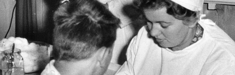 Szczepienia przeciw ospie prawdziwej podczas epidemii, która wybuchła we Wrocławiu w 1963 r. Zachorowało wtedy 99 osób, zmarło siedem. Zaszczepiono 98