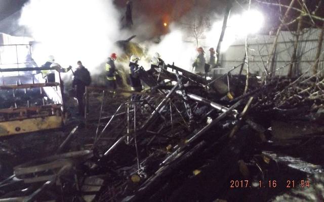 Pożar stodoły w gminie Bodzentyn. Strażacy w drodze do akcji mieli wypadek  