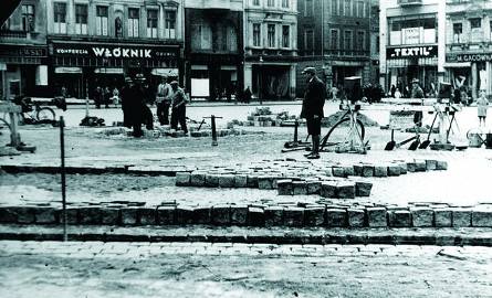 W l. 30 XX wieku firma Leona Bukowskiego remontowała Stary Rynek. Po lewej stronie widać fragment zachodniej pierzei.