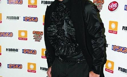 Pochodzący z Kielc Michał Piróg był gościem na Eska Music Awards. Rzucał się w oczy dzięki niezwykłemu stroikowi na głowie. Znany choreograf miał na