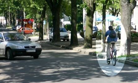 Rowerzysta jadący pod prąd ulicą Hutniczą w Stalowej Woli to "normalka".
