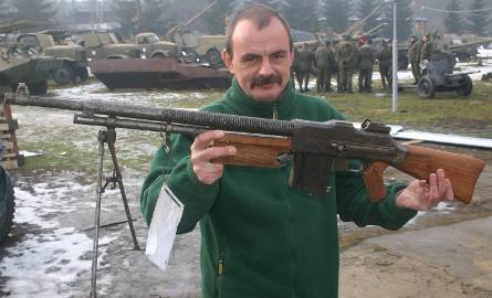 Tomasz Miernik z Muzeum Orła Białego prezentuje polskiego browninga - zabytkowy karabin placówka otrzymała od policji.
