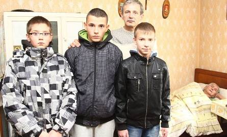 Damianowi (od lewej), Alanowi i Krzyśkowi dziękował Jacek Zwęgliński, wnuczek leżącej w łóżku Zofii Fidyk.
