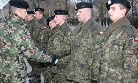 Dowódca brygady płk Sławomir Wojciechowski (z lewej) uhonorował najlepszych żołnierzy nagrodami rzeczowymi i finansowymi