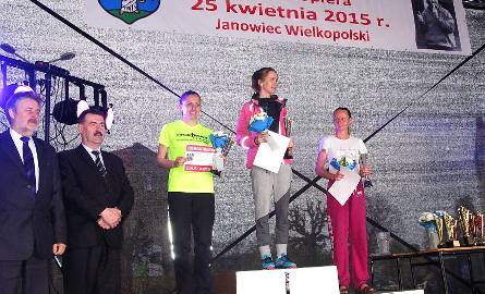 Na podium stoją najlepsze panie tegorocznych biegów: Anastasiya Dashkevich, Switlana Olijnyk oraz Nataliya Lehonkowa.