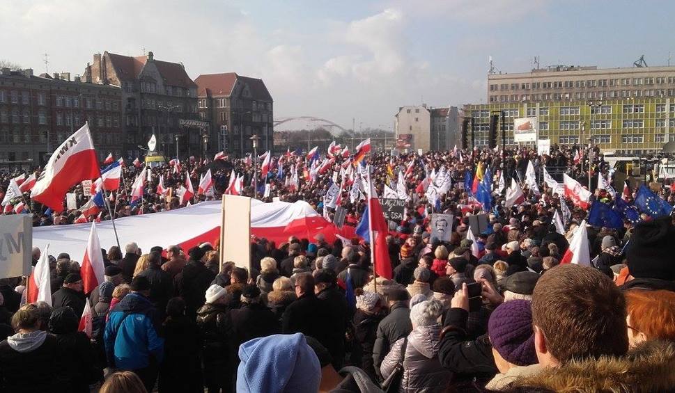 Manifestacja KOD dla Wałęsy w Gdańsku - "Polska murem za Wałęsą" [ZDJĘCIA]