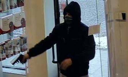 Ten człowiek napadł na bank w Radomiu. Kim jest? (zdjęcia)