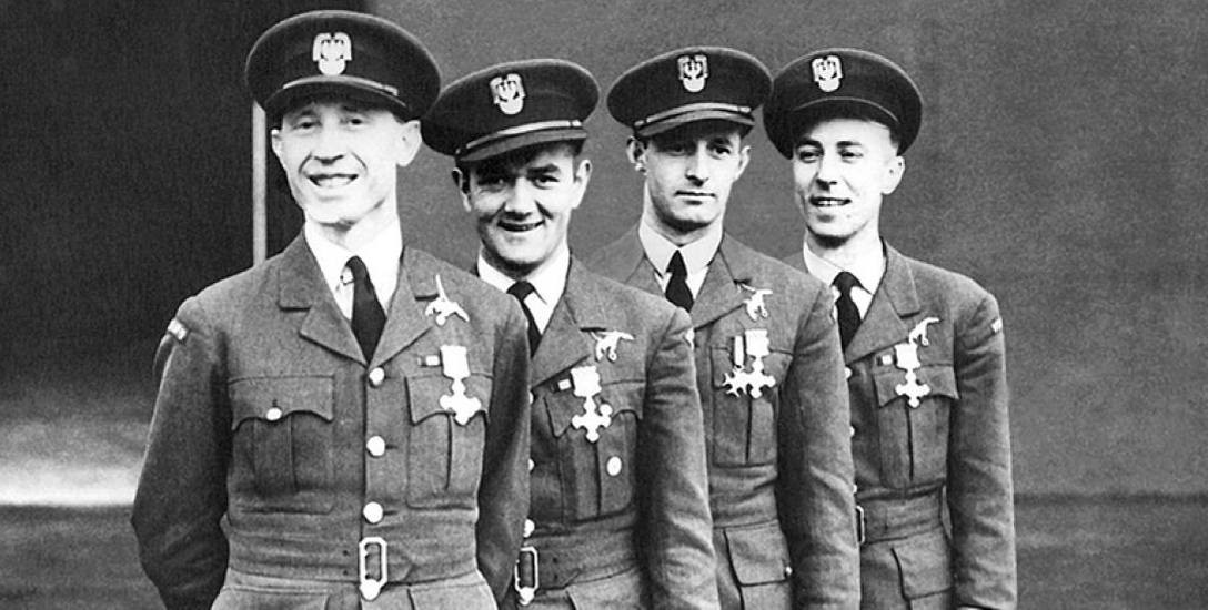 Piloci Dywizjonu 303 udekorowani brytyjskim Zaszczytnym Krzyżem Lotniczym (pierwszy od lewej Witold Urbanowicz)