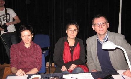 Spektakle ocenia jury pod przewodnictwem Anny Kulpy- w środku. Z lewej członkowie jury - Monika Żurek, z prawej- Tomasz Kądziela