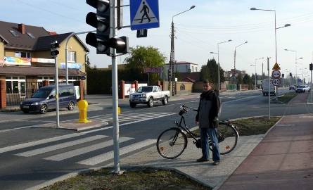- W tym miejscu drogowcy chyba zapomnieli o rowerzystach, bo nie wytyczyli przejazdu na drugą stronę ruchliwej ulicy – mówi Michał Rejczak.
