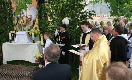 Pierwszy z czterech ołtarzy na trasie przemarszu największej procesji w Tarnobrzegu.