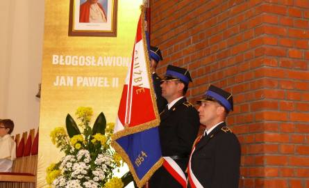 Poczet sztandarowy strażaków w bazylice konkatedralnej w Stalowej Woli.