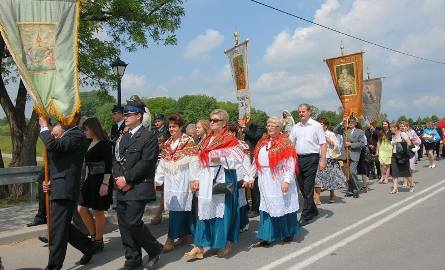 W Baranowie Sandomierskim w procesji szli między innymi strażacy ze sztandarem i kobiety w tradycyjnych ludowych strojach.