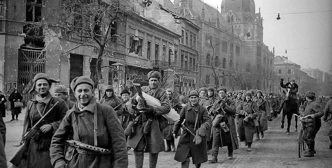 Sowieccy żołnierze na ulicy jednego ze zdobytych miast
