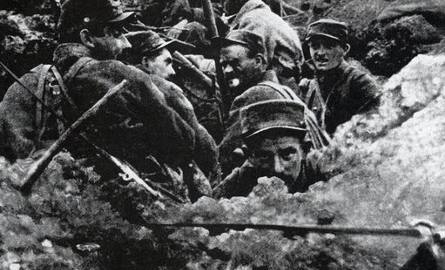 Żołnierze francuscy w okopach na froncie I wojny światowej.