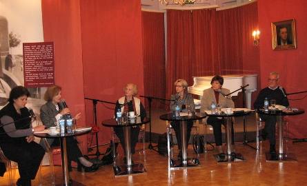 Uczestnikami debaty byli tłumacze literatury polskiej od lewej Rita Gombrowicz, Danuta Borchardt, Bożena Zaboklicka, Marta Jordan,  Anders Bodegård.