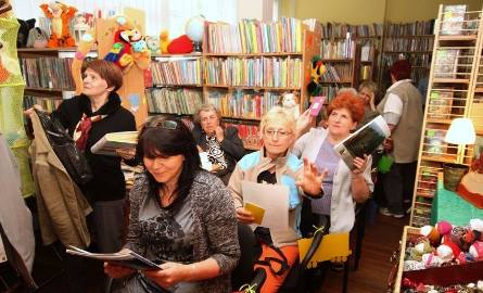 W filii numer 12 Miejskiej Biblioteki Publicznej w Kielcach „Noc Bibliotek” rozpoczęła się od wspólnego czytania „Lokomotywy” Juliana Tuwima, w którym