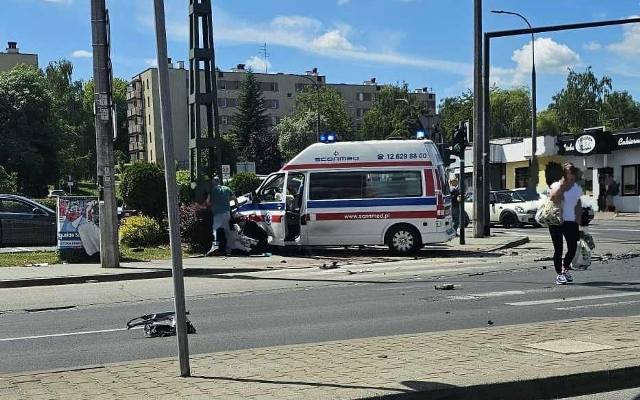 Kraków. Wypadek na Wielickiej z udziałem ambulansu