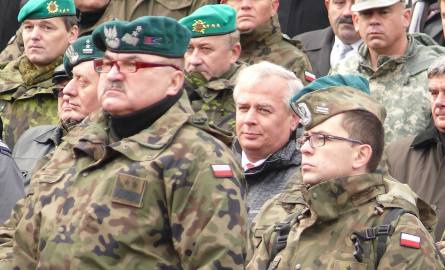Prezes HSW Krzysztof Trofiniak dobrze się czuje wśród żołnierzy wojsk pancernych.